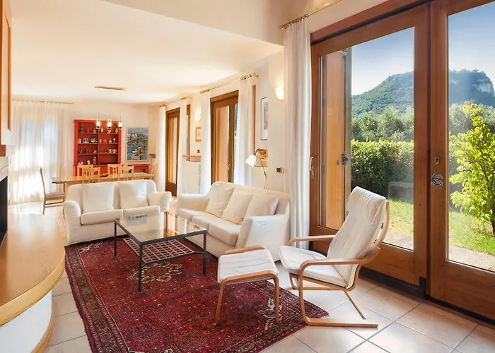 Casa Flora Garda (Verona)